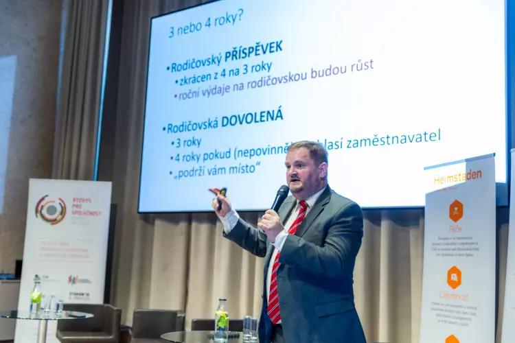 Kratší rodičovská by Česku vydělala miliardy. Dřívější návrat do práce by vítala většina rodičů - Matky a otcové vítáni 2025