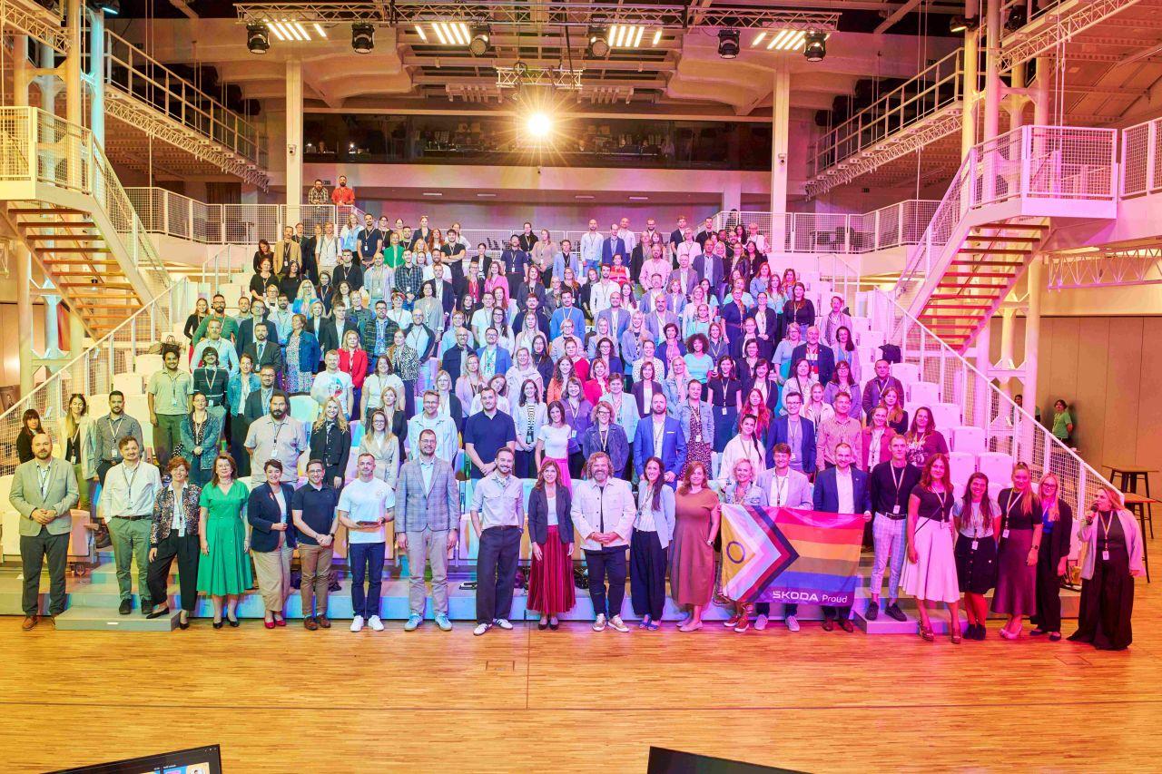Postaveno na lidech: LGBTQ+ ve výrobních firmách